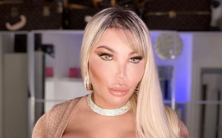 Jessica Alves vira boneca Barbie em ensaio fotográfico na Turquia