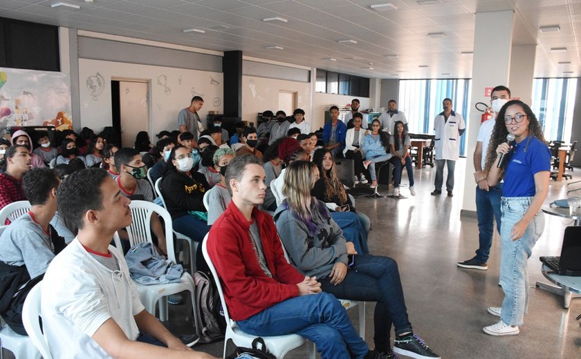 Escola Sesi Senai Benedito Bentes aproxima os alunos da Indústria