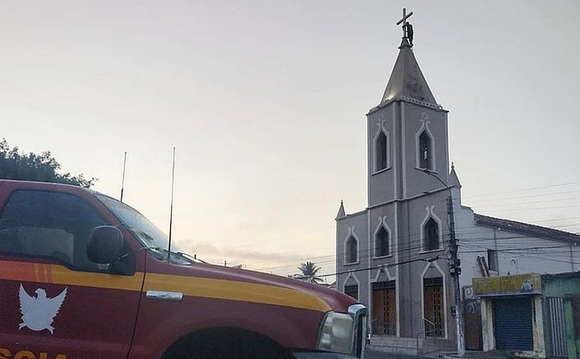 Homem se agarra em cruz no topo de igreja em Arapiraca