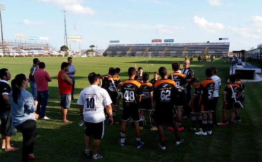 Alunos da Escolinha do ASA conhecem dependências do Fumeirão