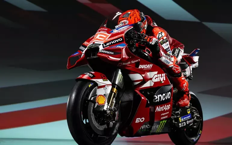 Ducati apresenta moto da temporada 2026 em evento na Itália