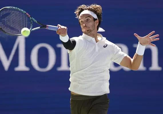 Musetti massacra espanhol e vai às quartas do US Open