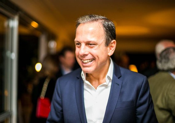 Em clima de campanha e festejado por taxistas, Doria lança SPTaxi