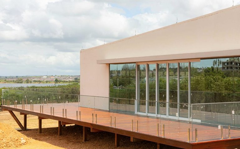 Centro de Convenções de Arapiraca terá sala de café e deck com vista para o Lago da Perucaba