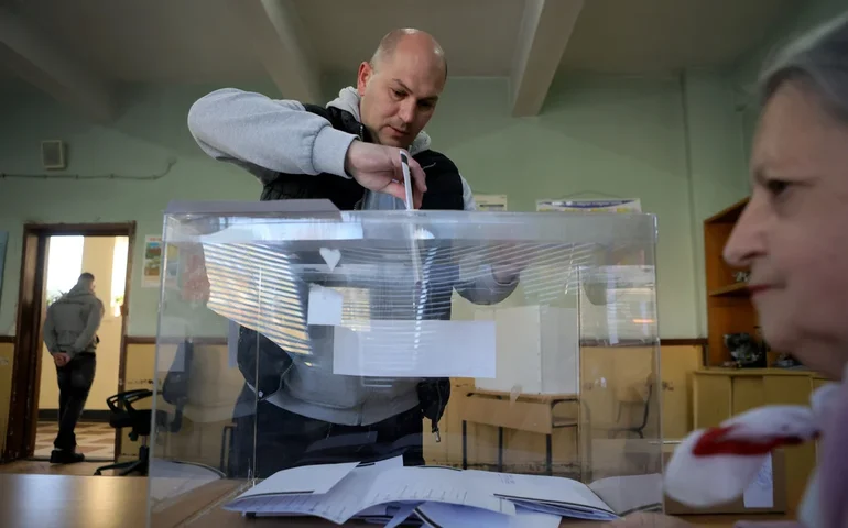 Búlgaros dirigem-se às urnas para eleger um parlamento pela oitava vez em 5 anos