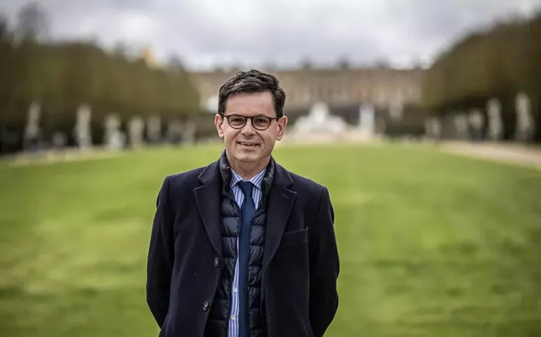 França nomeia novo diretor do Louvre para tentar aplacar crise