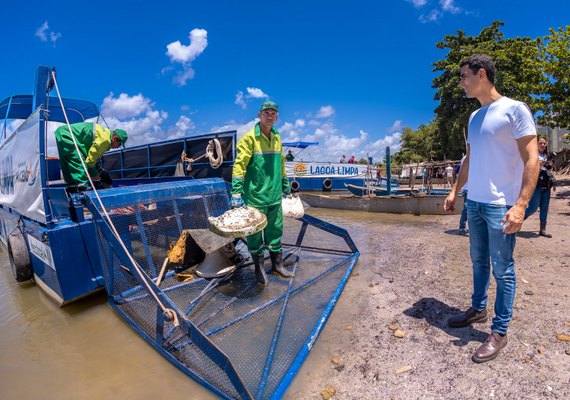 ﻿﻿Equipamentos retiram uma tonelada de lixo por dia na lagoa Mundaú