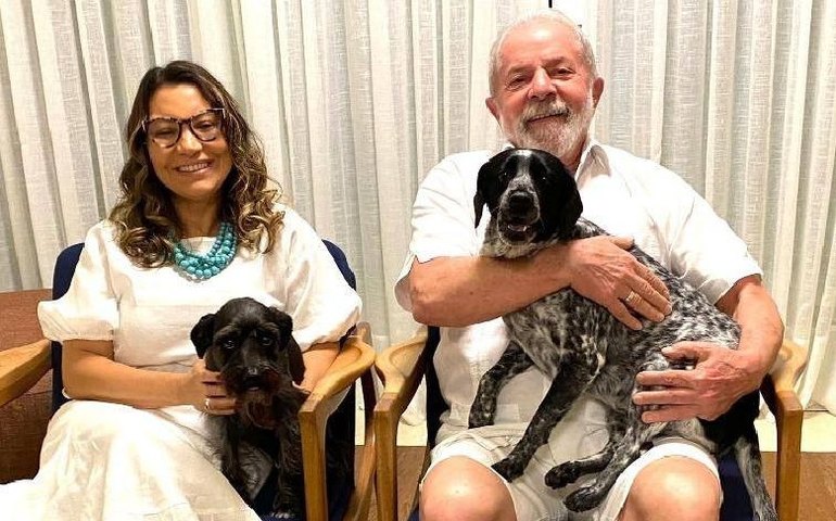 Resistência e Paris, cadelas adotadas por Lula e Janja, recebem presentes em SP