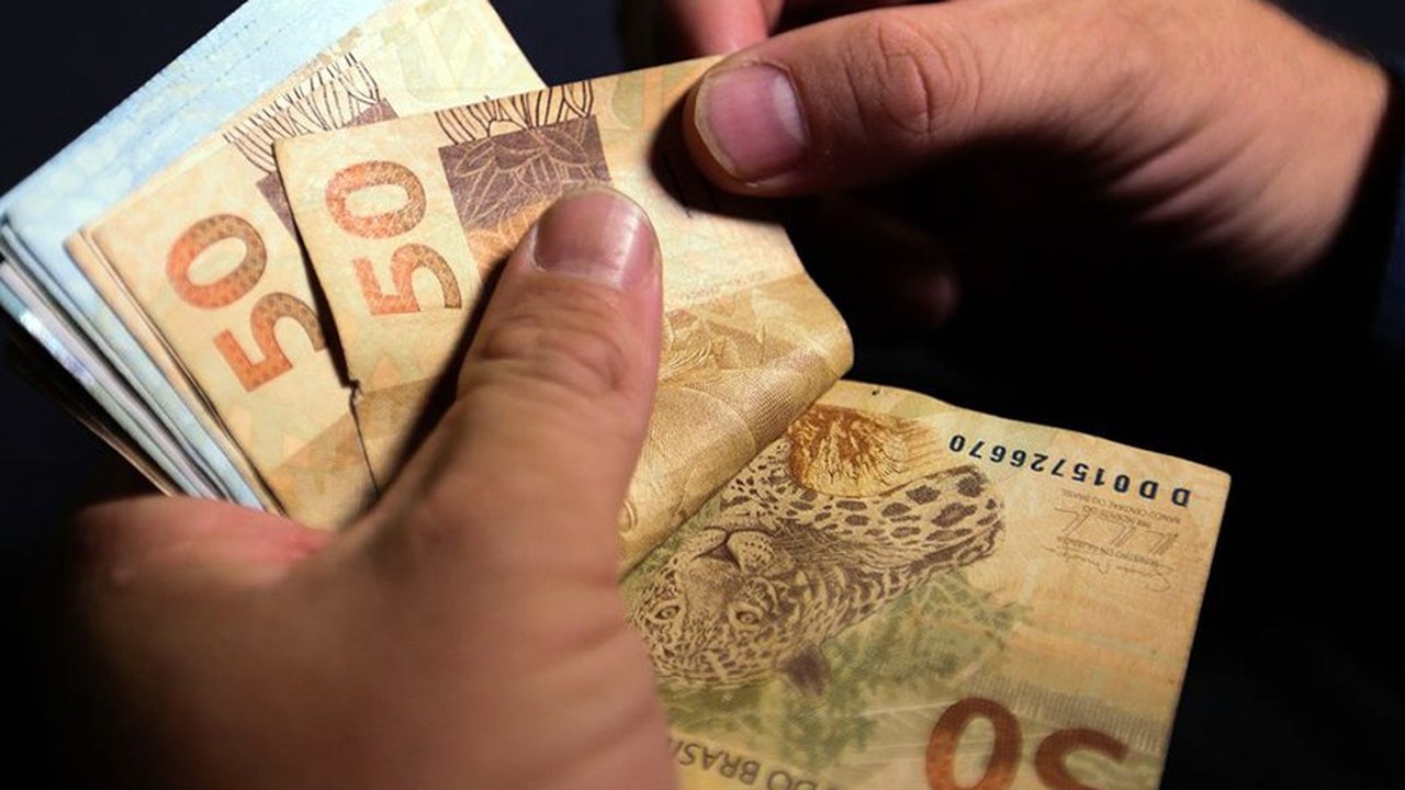 MP eleva salário mínimo a R$ 1.320 a partir de maio