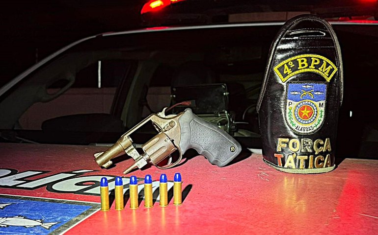PM apreende arma, drogas e recupera veículo roubado
