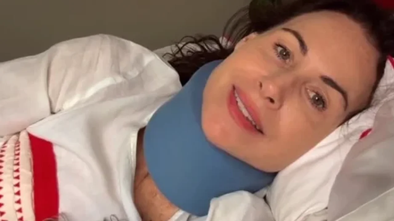 Atriz aparece com o pescoço imobilizado após acidente de carro