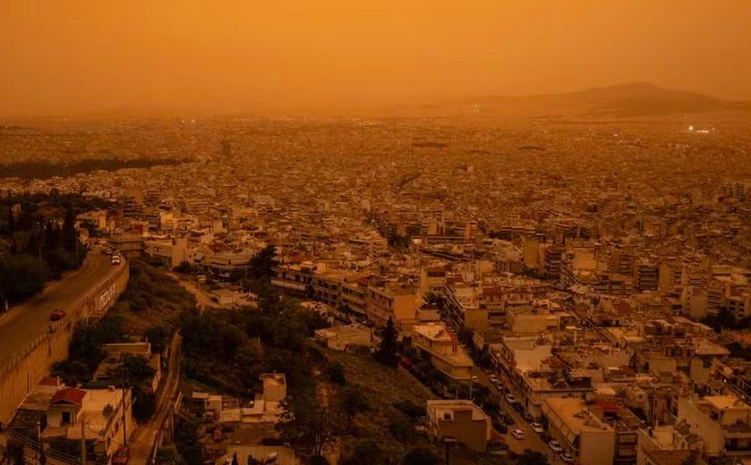 Nuvem de poeira laranja do Saara cobre Atenas, na Grécia; veja fotos