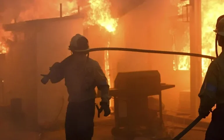 Bombeiros seguem tentando conter incêndios em Los Angeles antes que os ventos retornem