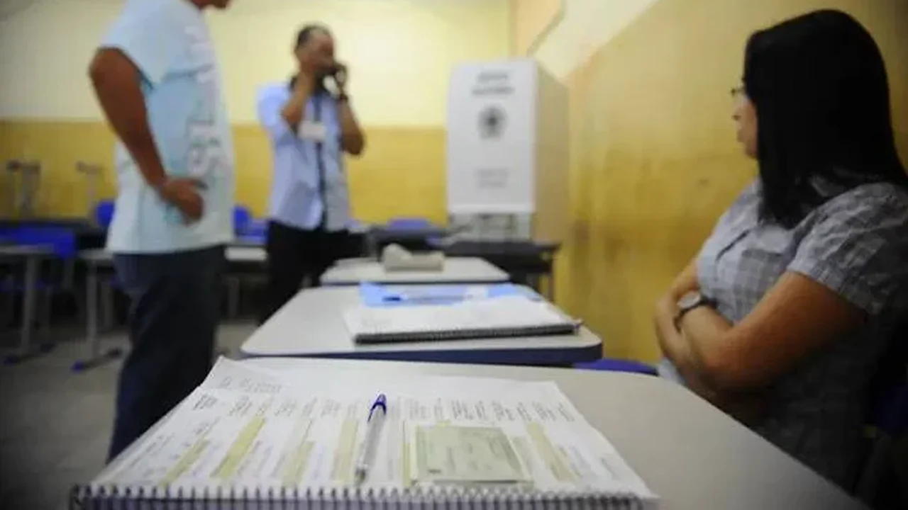 Desinformação: é mentira que mesários votam na  urna eletrônica no lugar de eleitores