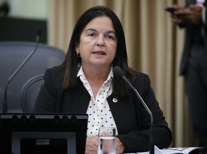 Deputada Fátima Canuto parabeniza Pilar pelos 152 anos de emancipação política