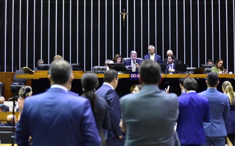 Deputados analisam projeto que prevê criação de centros de assistência integral à pessoa com autismo; acompanhe
