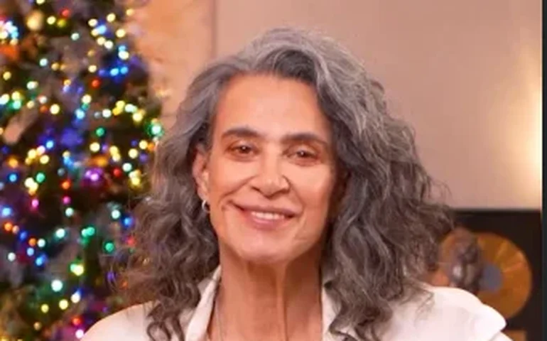 Cantora Simone fala do amor por mulheres e homens e desabafa sobre estupro: 'Covarde!'