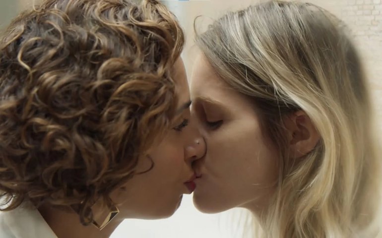 Corte em 'Aruanas': Globo não exibe beijo lésbico pela segunda vez em uma semana