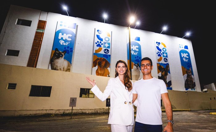 Maria Candia e JHC diante do hospital público veterinário que será inaugurado em breve