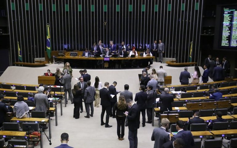 Câmara confirma projeto que limita decisões individuais no STF e restringe ações de partidos pequenos