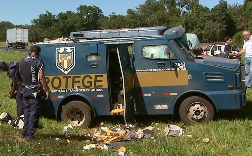 Quadrilha explode carro-forte e interdita Régis Bittencourt em Miracatu (SP)