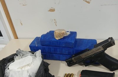 PM flagra homem com arma e 2,7kg de drogas em abordagem no Benedito Bentes