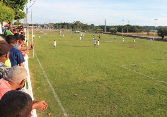Copa de Futebol Master atrai público para orla de Penedo