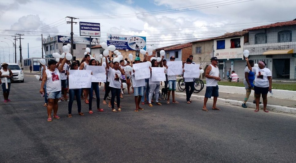 familiares fazem manifestação
