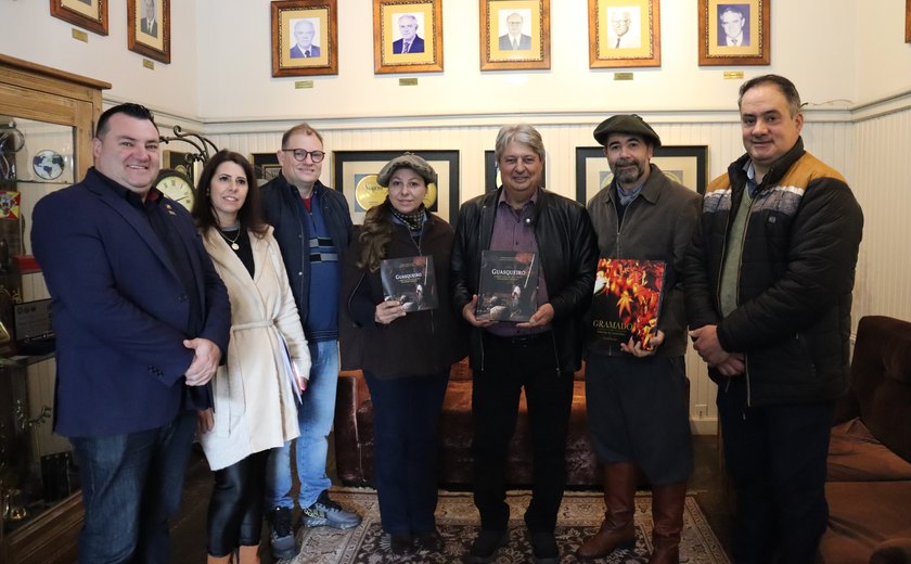 Prefeito Nestor e vice Luia recebem convite para o lançamento do livro “Guasqueiro”