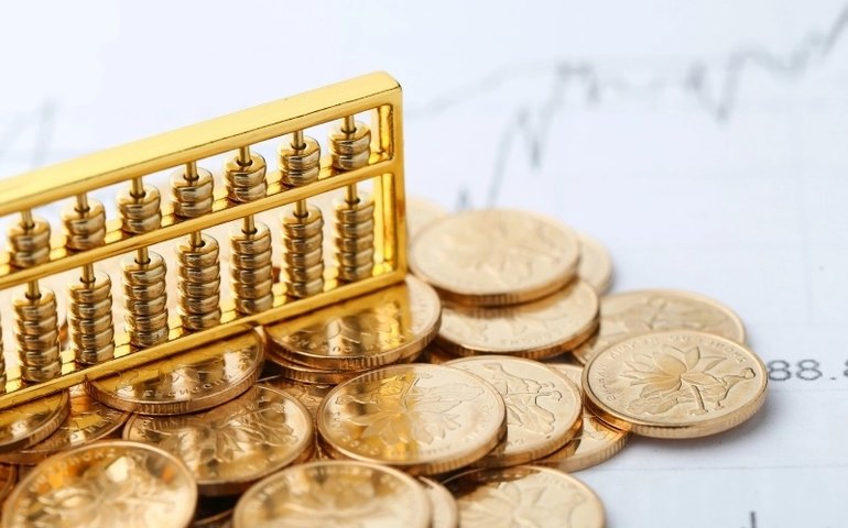 Ouro fecha em baixa, com avanço do dólar e aperto monetário nos EUA no radar