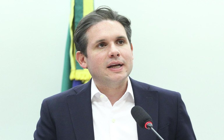 Hugo Motta defende projeto para regulamentar terras raras sem criação de nova estatal