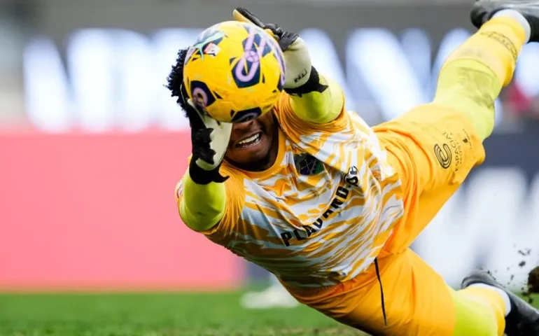 Hugo Souza brilha nos pênaltis e Corinthians elimina Cruzeiro rumo à final