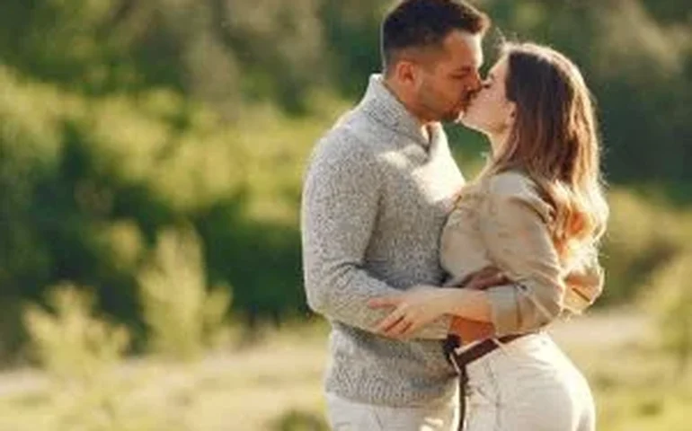 Homens que se relacionam com mulheres mais jovens tendem a ser mais felizes, afirma pesquisa