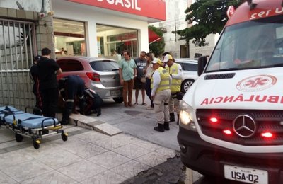 Agentes do Ronda no Bairro acolhem idoso que passou mal na Ponta Verde