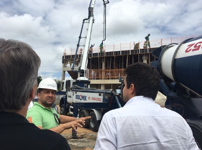 Prefeito vistoria construção da Praça de Esportes e Cultura no Benedito Bentes