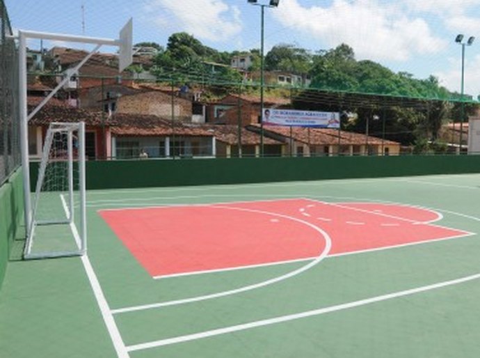 Rui Palmeira entrega quadra de poliesportiva no Salvador Lyra