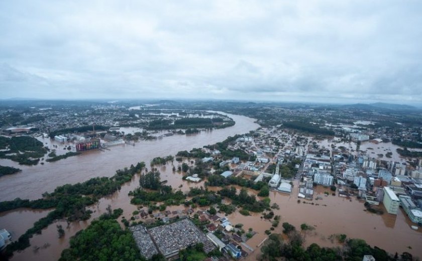 Deputados cobram apoio às vítimas de enchentes e pedem adiamento do “Enem dos Concursos”
