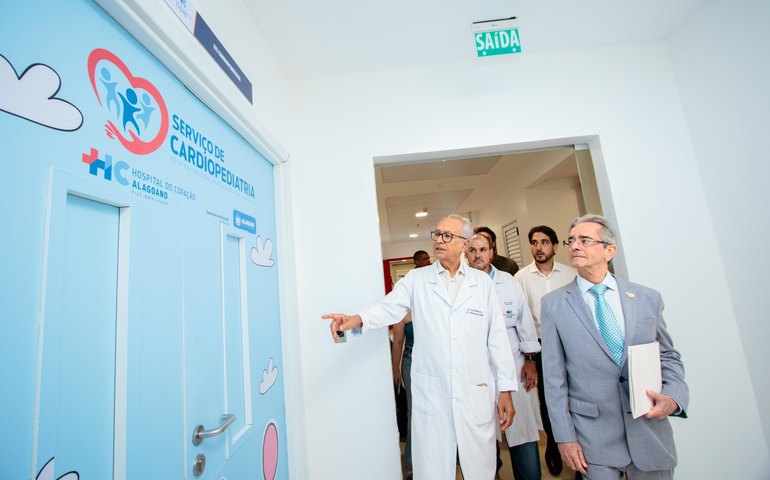 Governador em exercício destaca padrão 'de primeiro mundo' na saúde durante visita a hospitais em Maceió