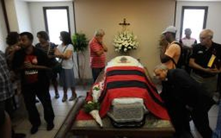 Velório de cinegrafista no Rio gera comoção e críticas à falta de segurança
