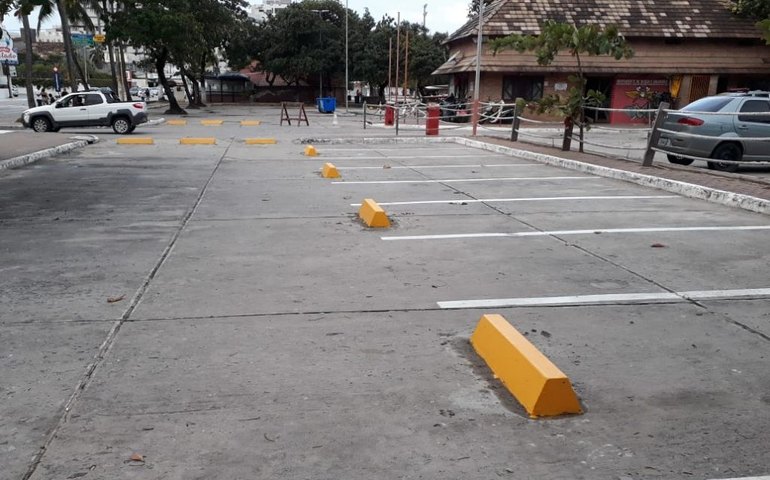 Veículos de turismo devem estacionar de forma intercalada na orla marítima