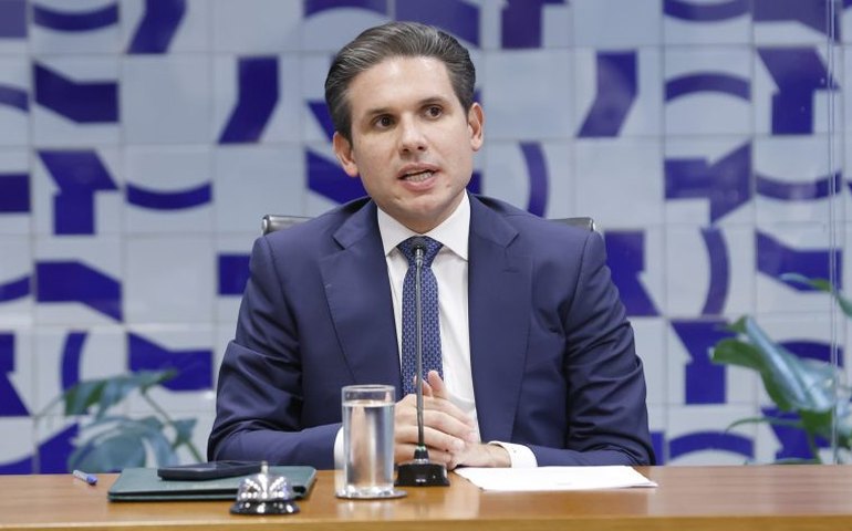 Motta sinaliza análise da cassação de Eduardo Bolsonaro e Ramagem para próxima semana