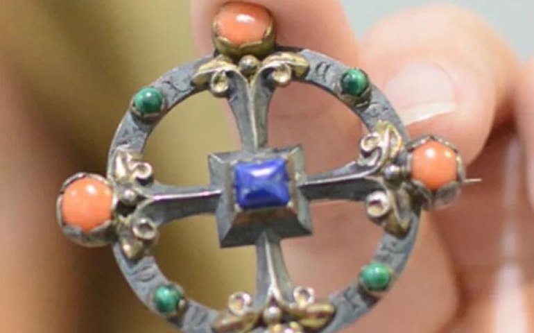 Britânica vende por 10 mil libras broche comprado décadas antes por 20 libras: 'Santo Graal do design vitoriano'
