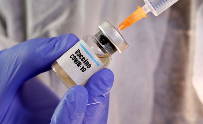 Foto ilustrativa de seringa com vacina contra o coronavírus