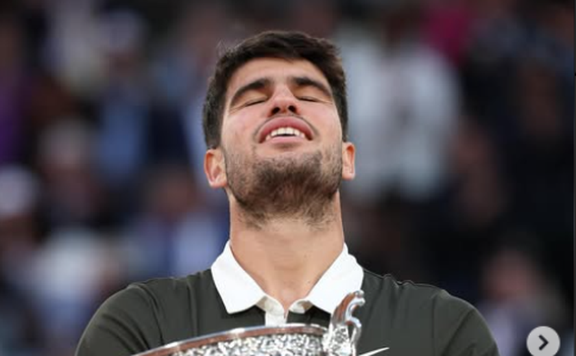 Alcaraz homenageia Sinner após vencê-lo em Roland Garros