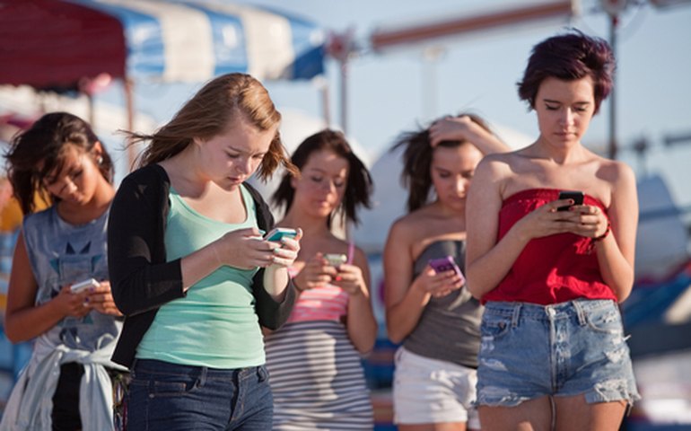 Mais da metade dos adolescentes passa mais de 12h no celular