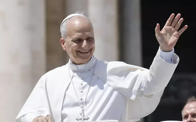 Leão XIV recebe caixa de pizza durante passeio de papamóvel