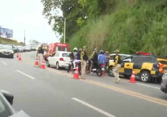 Acidente com carros na Avenida Leste Oeste deixa três pessoas feridas