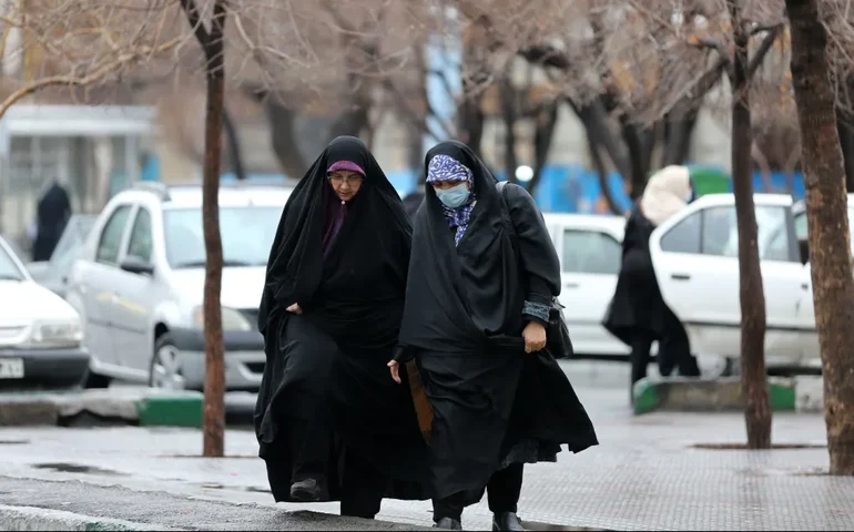 Mais uma jovem iraniana é agredida por não usar lenço na cabeça