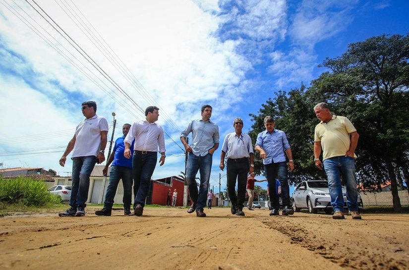 Prefeito Rui Palmeira acompanha início de obras de recuperação viária