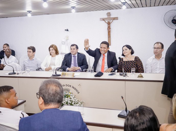 Prefeito Júlio Cezar participa de entrega de títulos, comendas e homenagens na Câmara de Vereadores